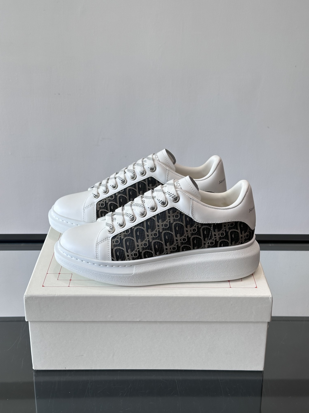 Alexander McQueen 麦昆小白鞋，采用优质牛皮革鞋面，搭配牛仔毛边，艺术感满满。银灰色金属