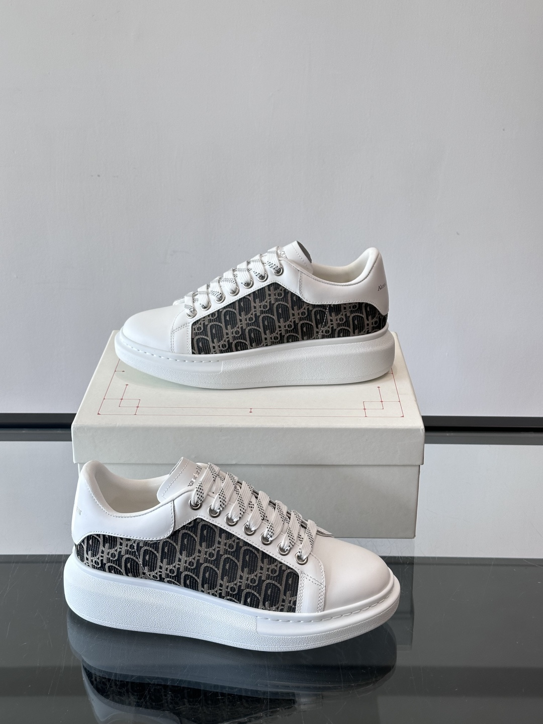 Alexander McQueen 麦昆小白鞋，采用优质牛皮革鞋面，搭配牛仔毛边，艺术感满满。银灰色金属