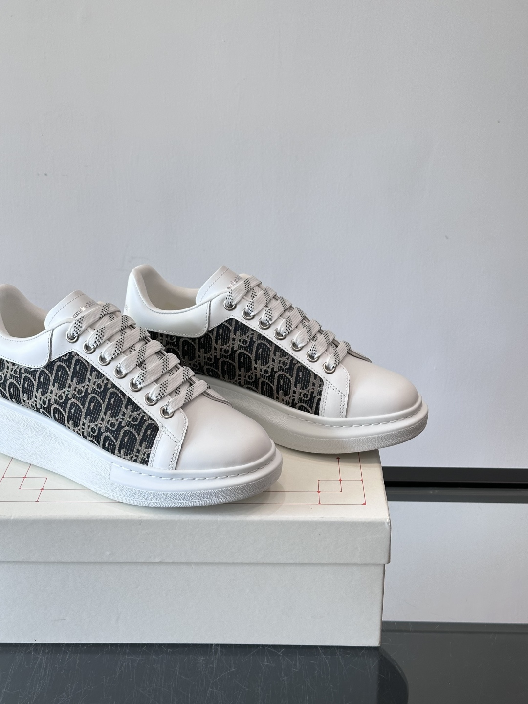 Alexander McQueen 麦昆小白鞋，采用优质牛皮革鞋面，搭配牛仔毛边，艺术感满满。银灰色金属