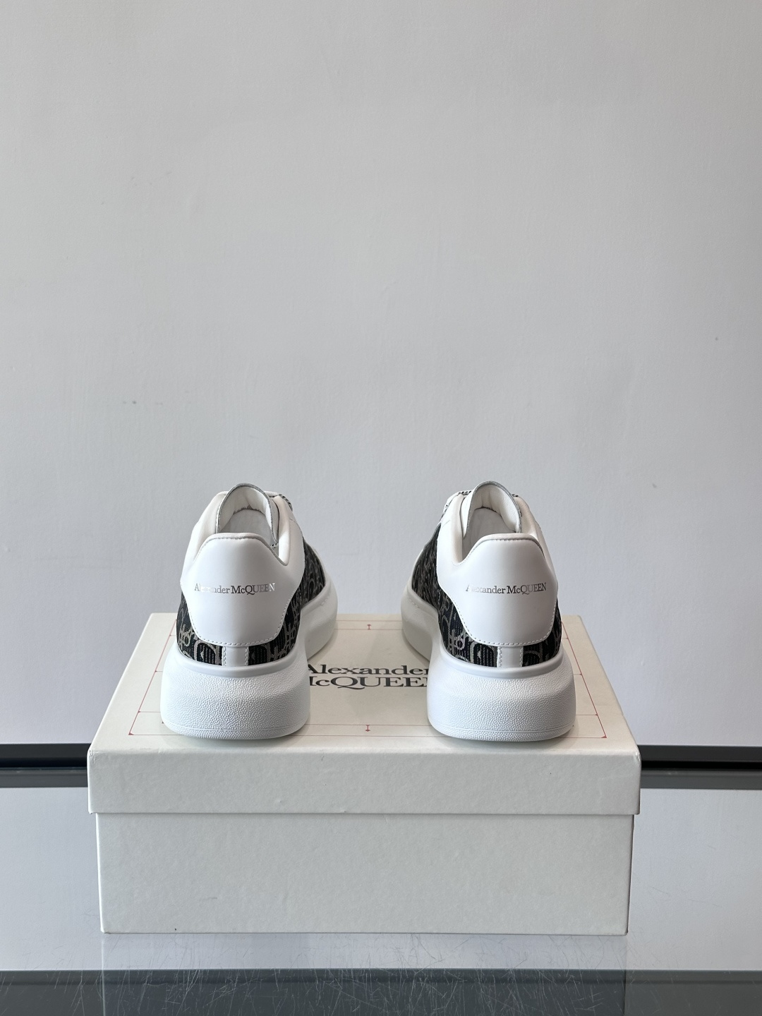 Alexander McQueen 麦昆小白鞋，采用优质牛皮革鞋面，搭配牛仔毛边，艺术感满满。银灰色金属