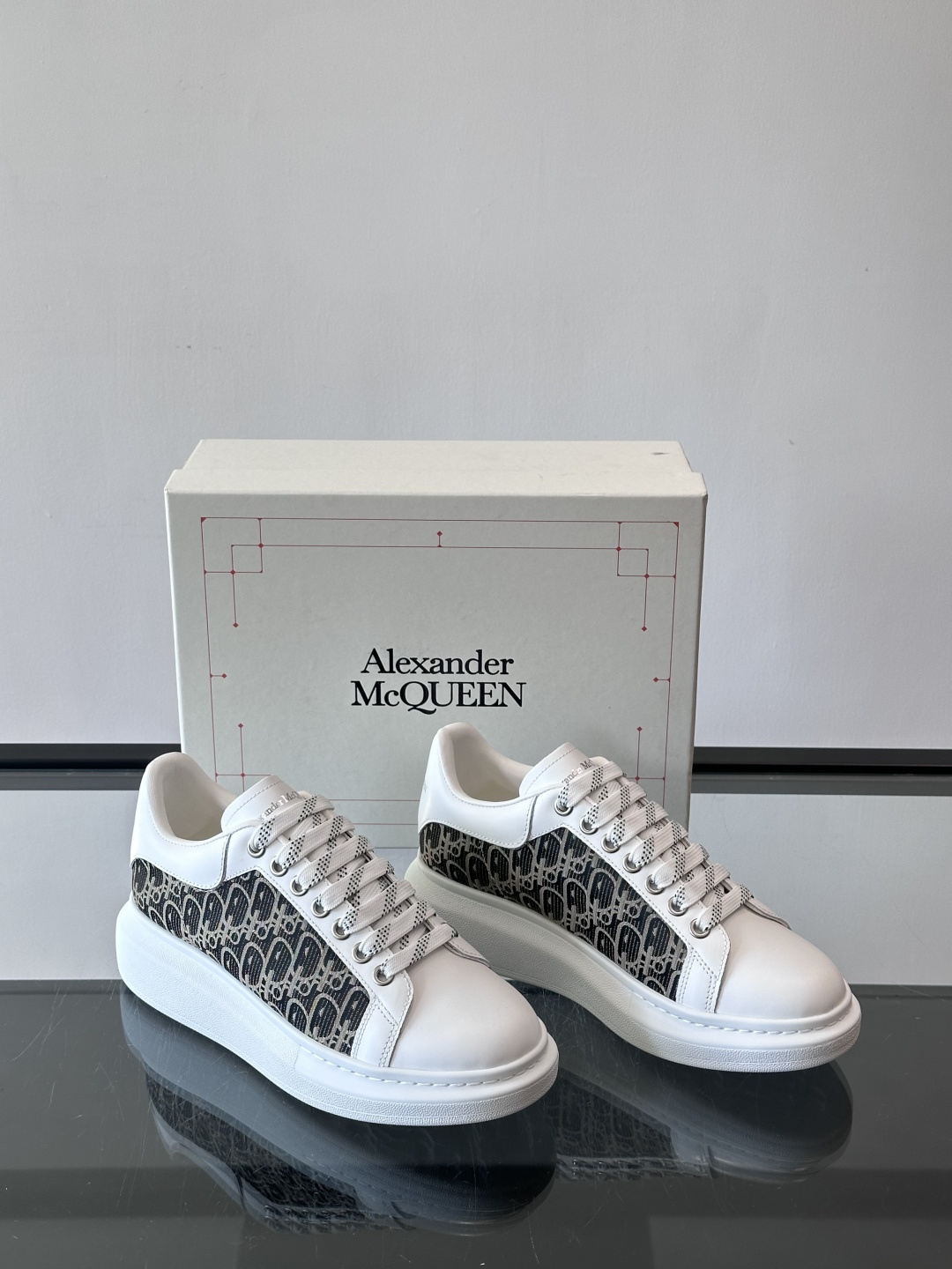 Alexander McQueen 麦昆小白鞋，采用优质牛皮革鞋面，搭配牛仔毛边，艺术感满满。银灰色金属