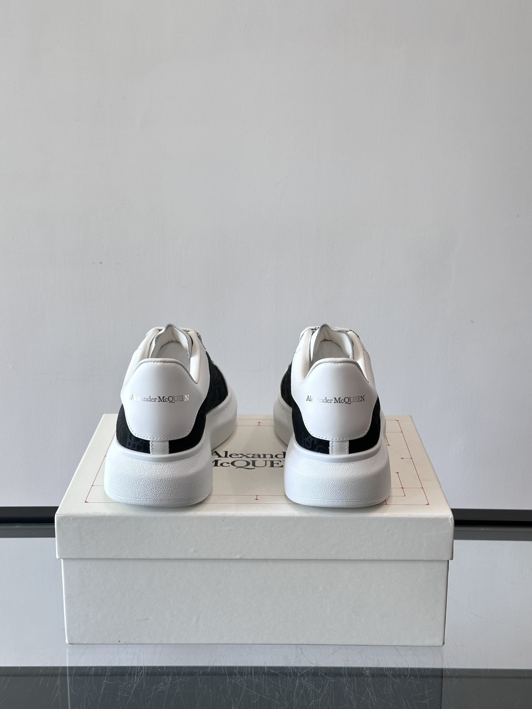 Alexander McQueen 麦昆小白鞋，采用优质牛皮革鞋面，搭配牛仔毛边，艺术感满满。银灰色金属