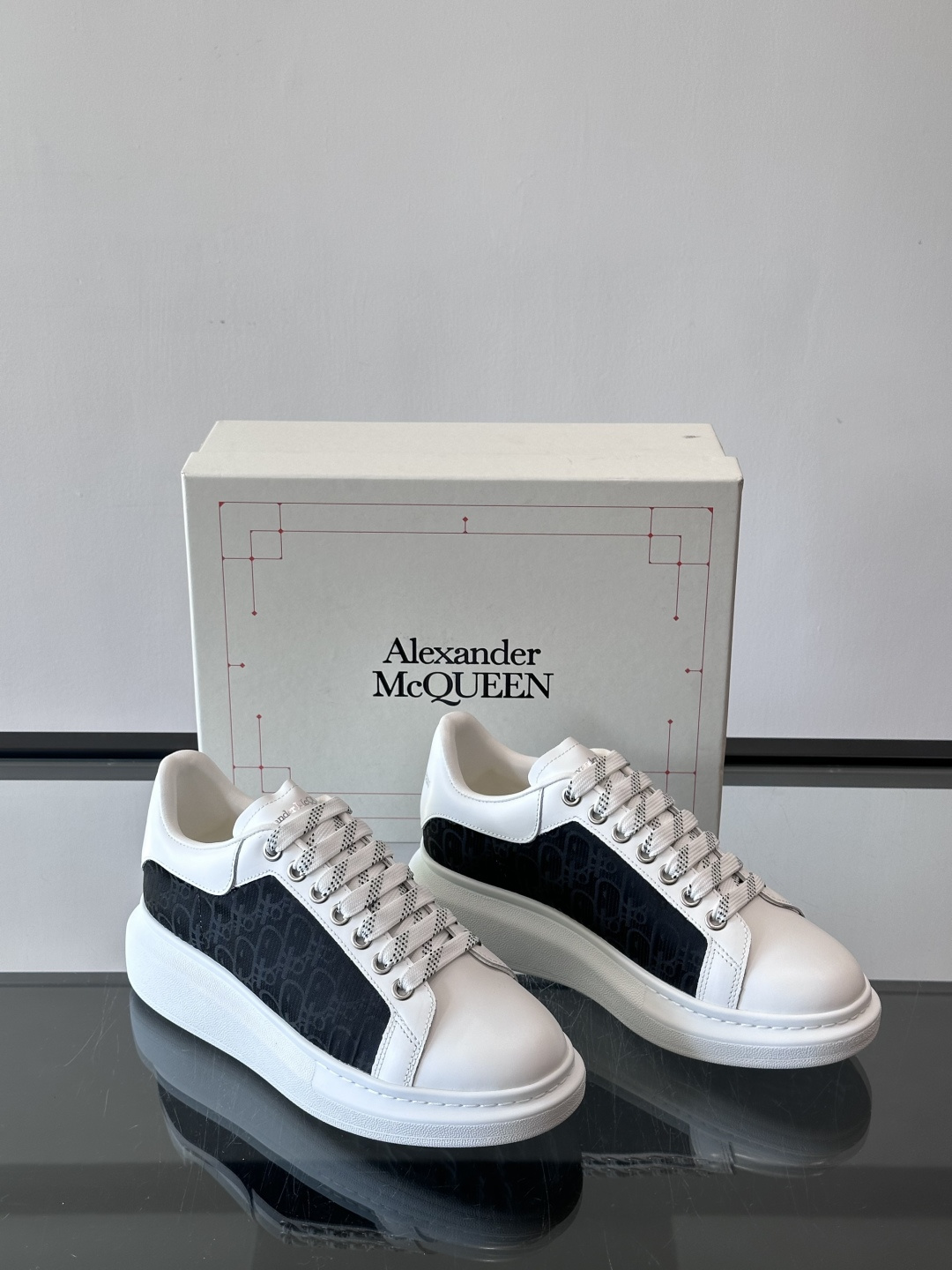 Alexander McQueen 麦昆小白鞋，采用优质牛皮革鞋面，搭配牛仔毛边，艺术感满满。银灰色金属