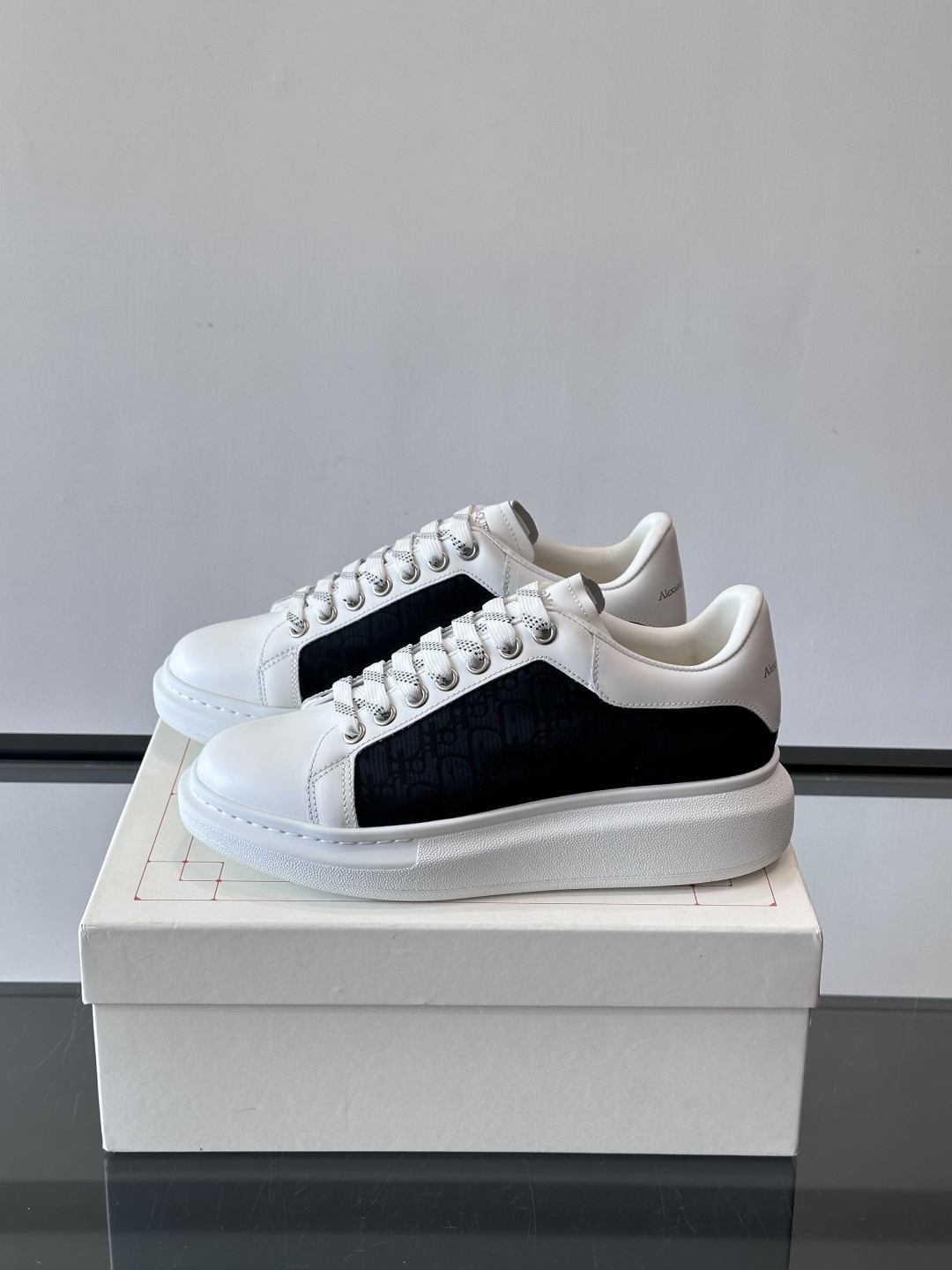 Alexander McQueen 麦昆小白鞋，采用优质牛皮革鞋面，搭配牛仔毛边，艺术感满满。银灰色金属