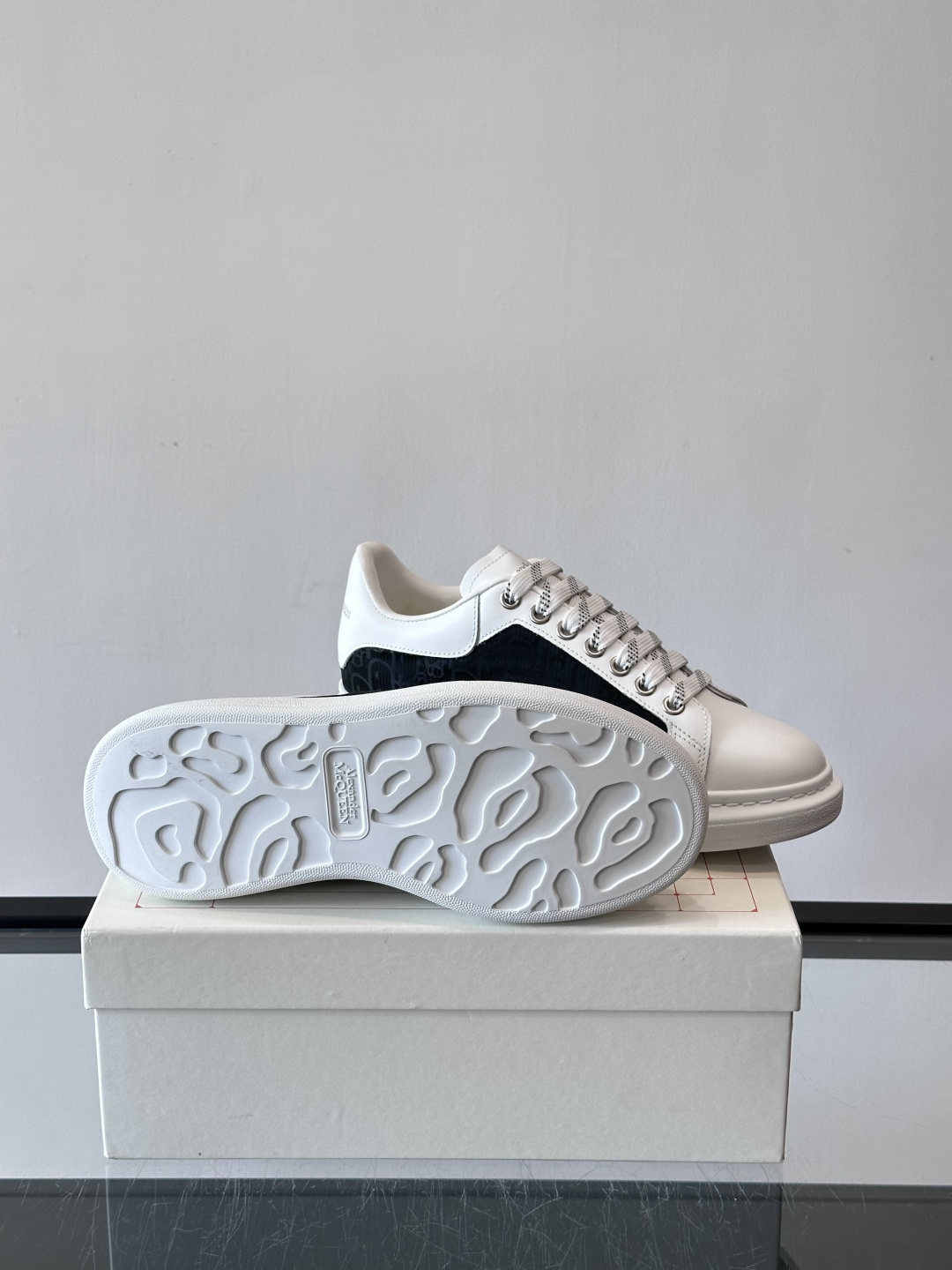 Alexander McQueen 麦昆小白鞋，采用优质牛皮革鞋面，搭配牛仔毛边，艺术感满满。银灰色金属