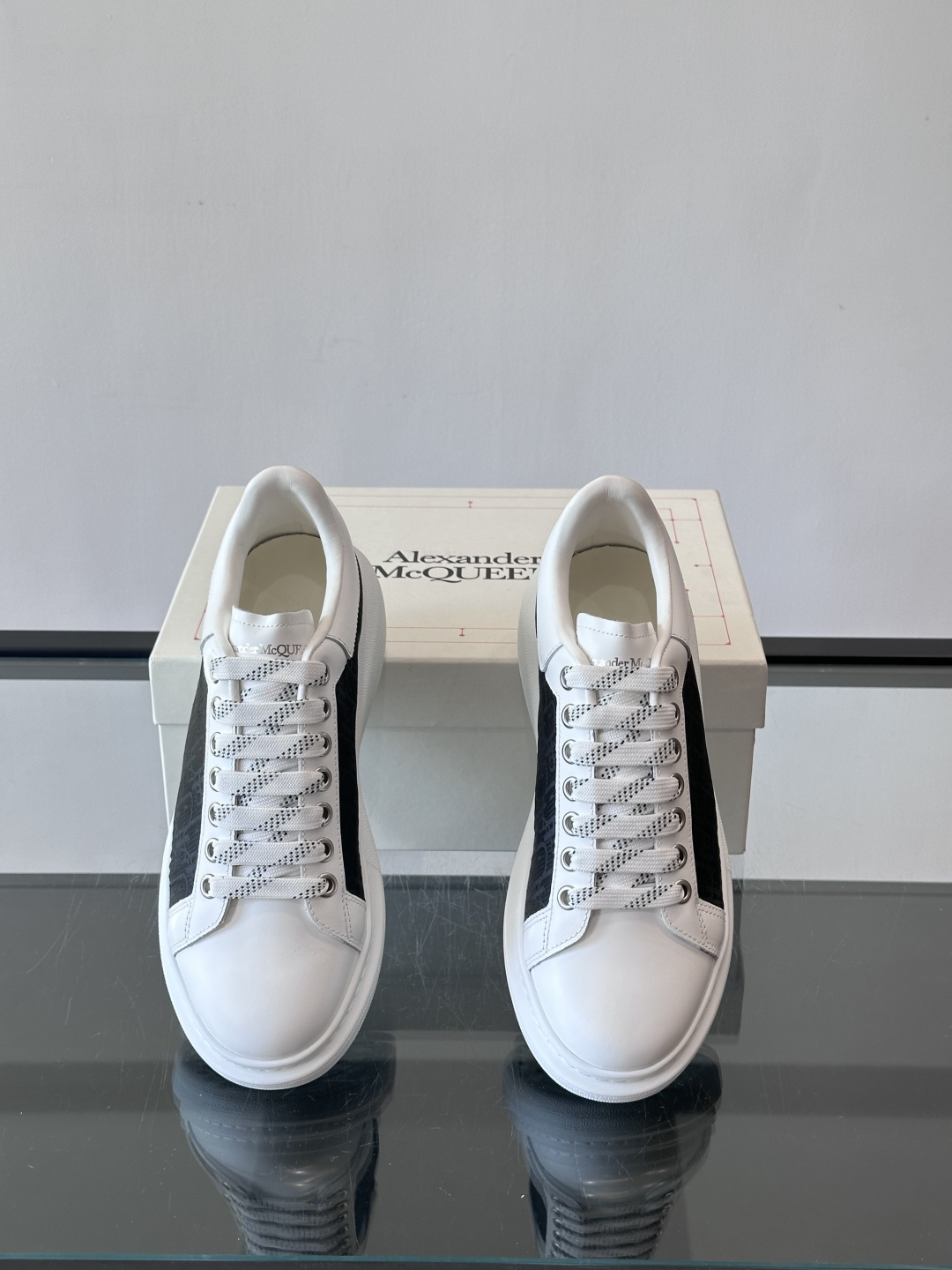 Alexander McQueen 麦昆小白鞋，采用优质牛皮革鞋面，搭配牛仔毛边，艺术感满满。银灰色金属