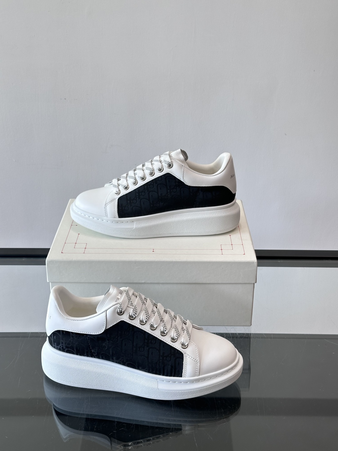 Alexander McQueen 麦昆小白鞋，采用优质牛皮革鞋面，搭配牛仔毛边，艺术感满满。银灰色金属