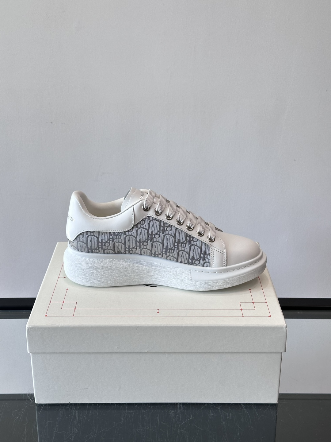 Alexander McQueen 麦昆小白鞋，采用优质牛皮革鞋面，搭配牛仔毛边，艺术感满满。银灰色金属