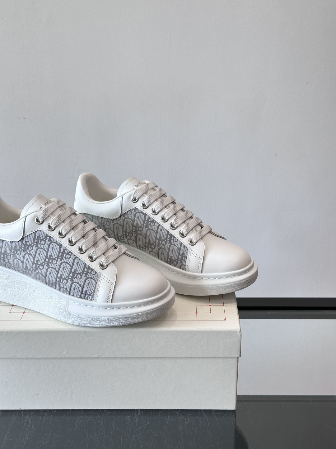 Alexander McQueen 麦昆小白鞋，采用优质牛皮革鞋面，搭配牛仔毛边，艺术感满满。银灰色金属