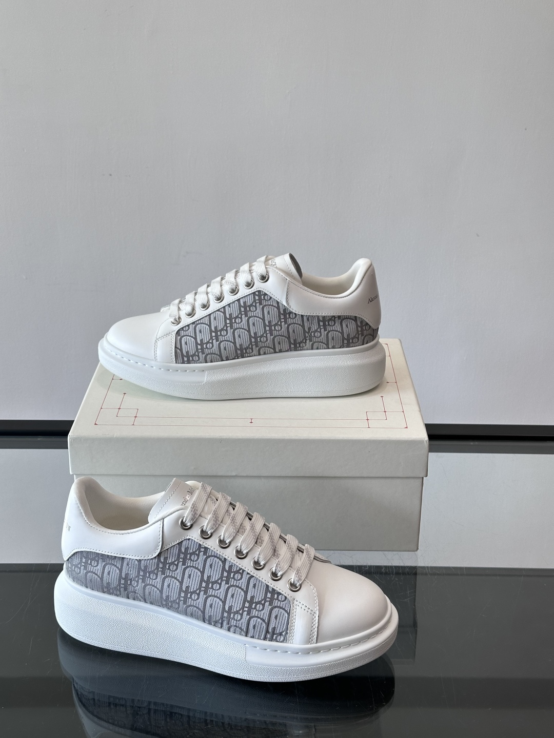 Alexander McQueen 麦昆小白鞋，采用优质牛皮革鞋面，搭配牛仔毛边，艺术感满满。银灰色金属