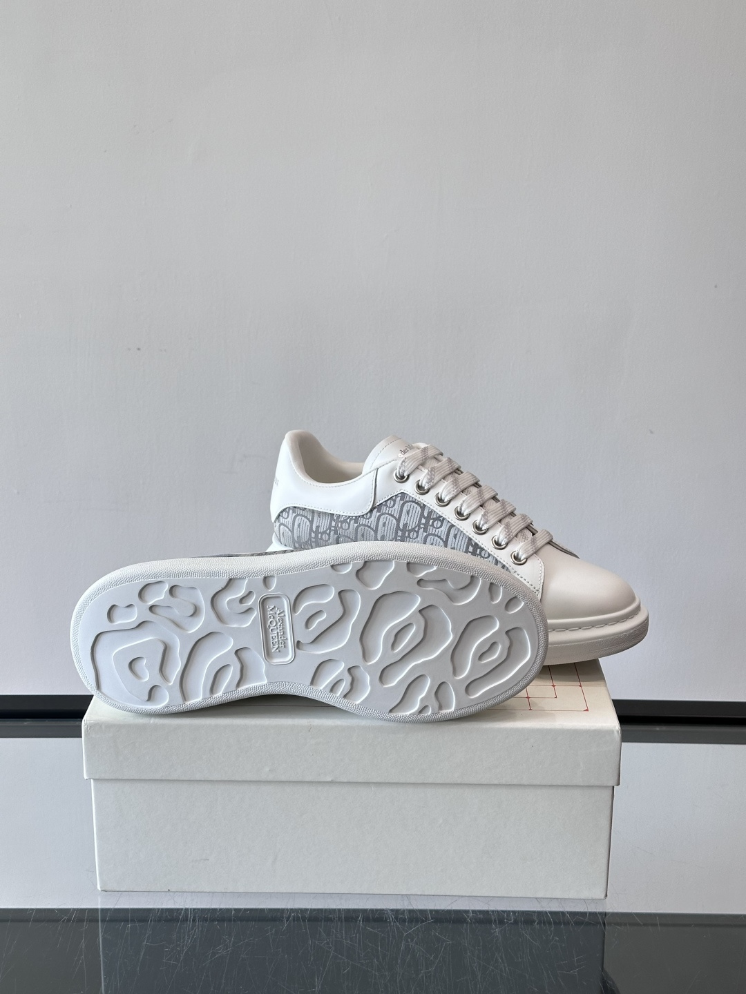 Alexander McQueen 麦昆小白鞋，采用优质牛皮革鞋面，搭配牛仔毛边，艺术感满满。银灰色金属