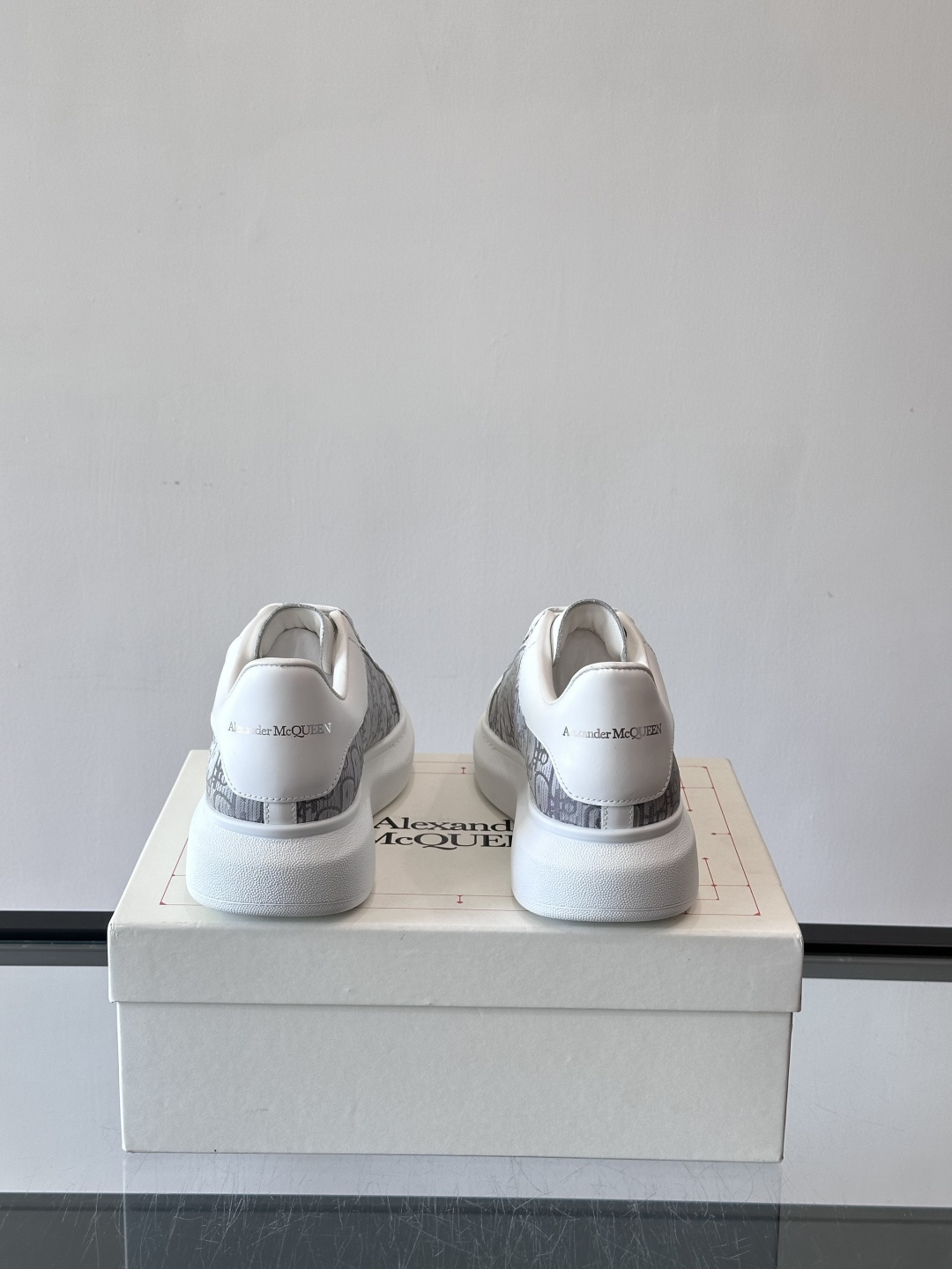 Alexander McQueen 麦昆小白鞋，采用优质牛皮革鞋面，搭配牛仔毛边，艺术感满满。银灰色金属