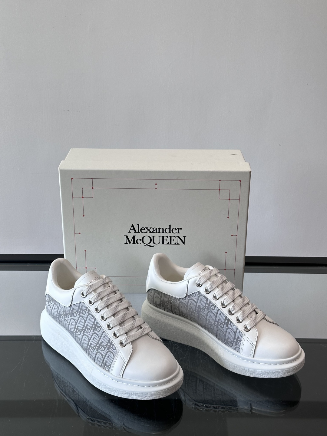 Alexander McQueen 麦昆小白鞋，采用优质牛皮革鞋面，搭配牛仔毛边，艺术感满满。银灰色金属