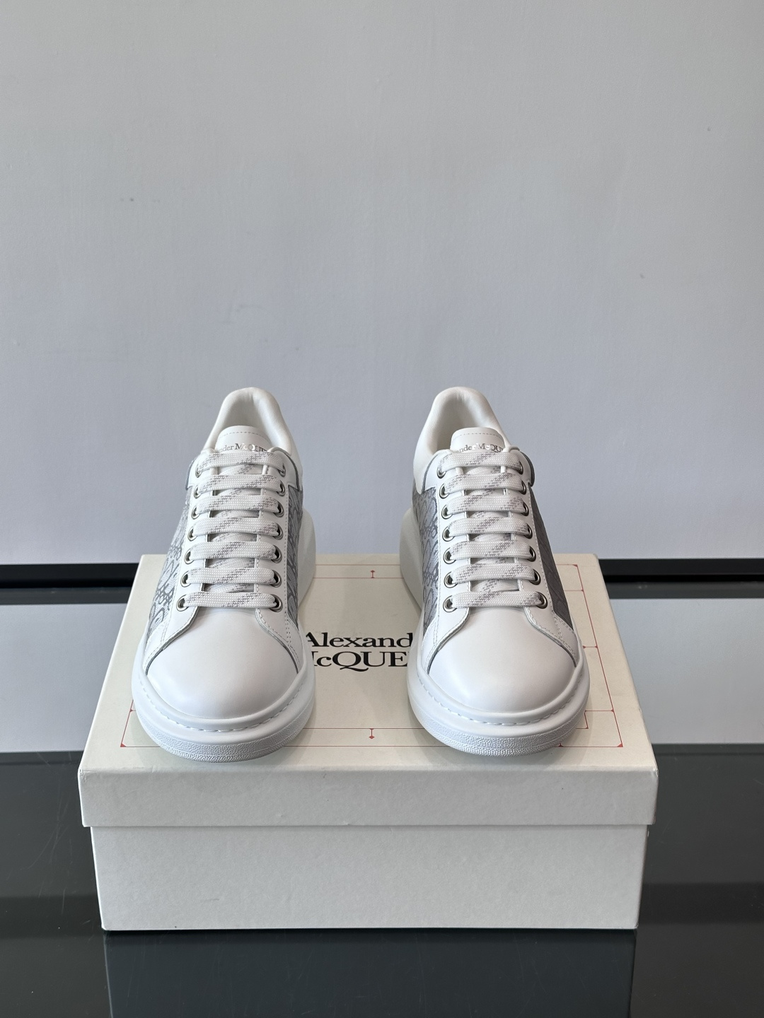 Alexander McQueen 麦昆小白鞋，采用优质牛皮革鞋面，搭配牛仔毛边，艺术感满满。银灰色金属