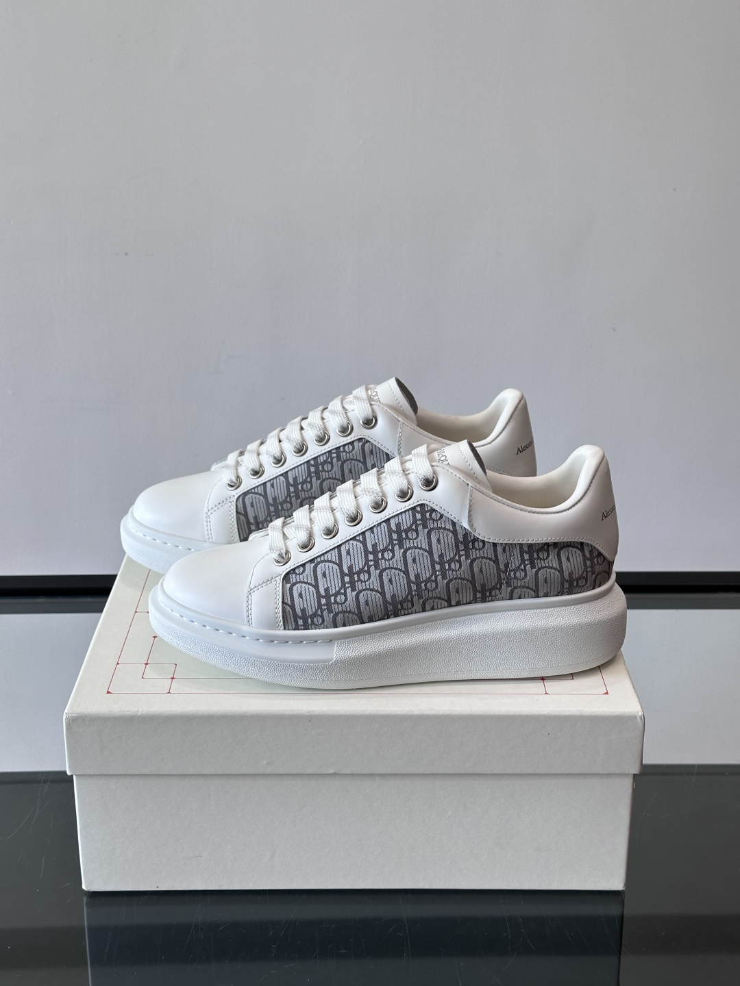 Alexander McQueen 麦昆小白鞋，采用优质牛皮革鞋面，搭配牛仔毛边，艺术感满满。银灰色金属