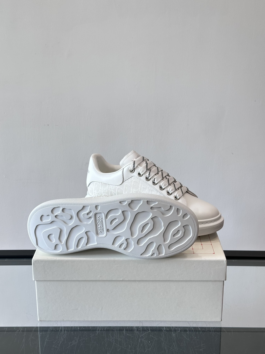 Alexander McQueen 麦昆小白鞋，采用优质牛皮革鞋面，搭配牛仔毛边，艺术感满满。银灰色金属