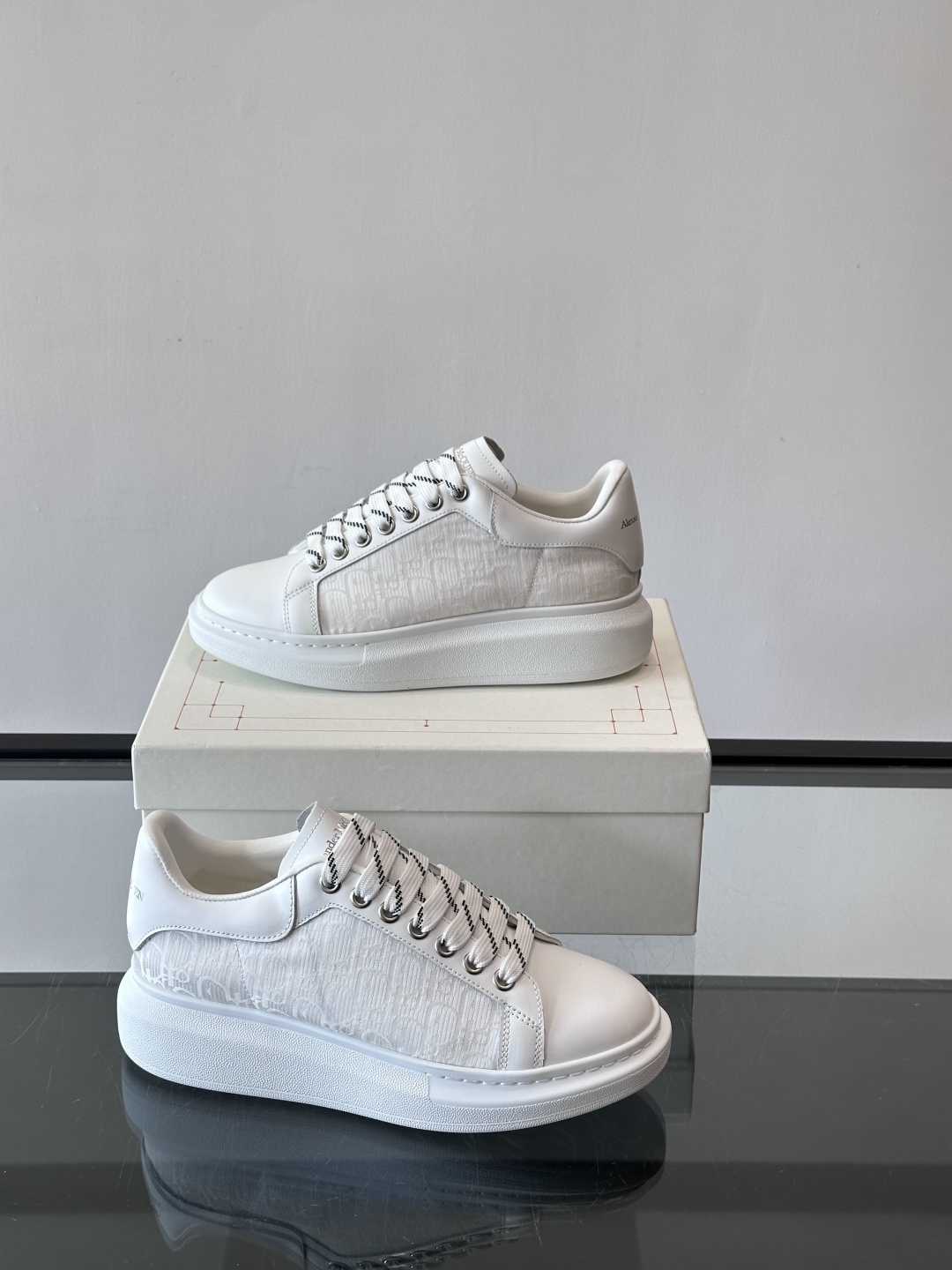 Alexander McQueen 麦昆小白鞋，采用优质牛皮革鞋面，搭配牛仔毛边，艺术感满满。银灰色金属