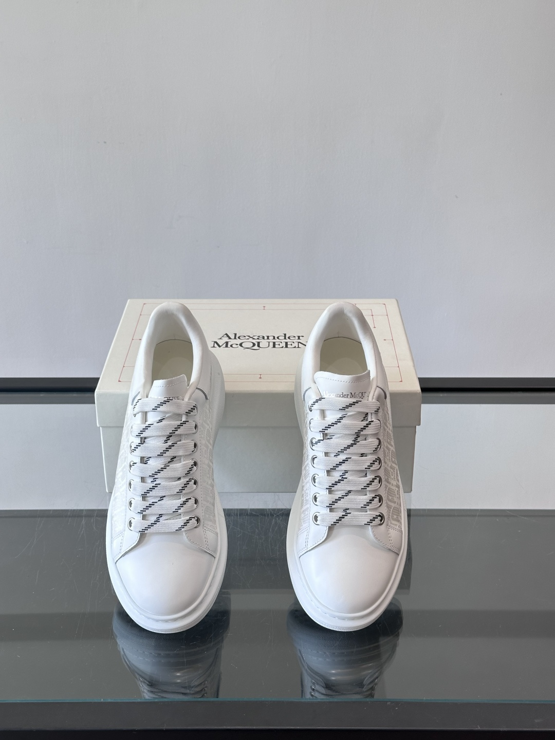 Alexander McQueen 麦昆小白鞋，采用优质牛皮革鞋面，搭配牛仔毛边，艺术感满满。银灰色金属