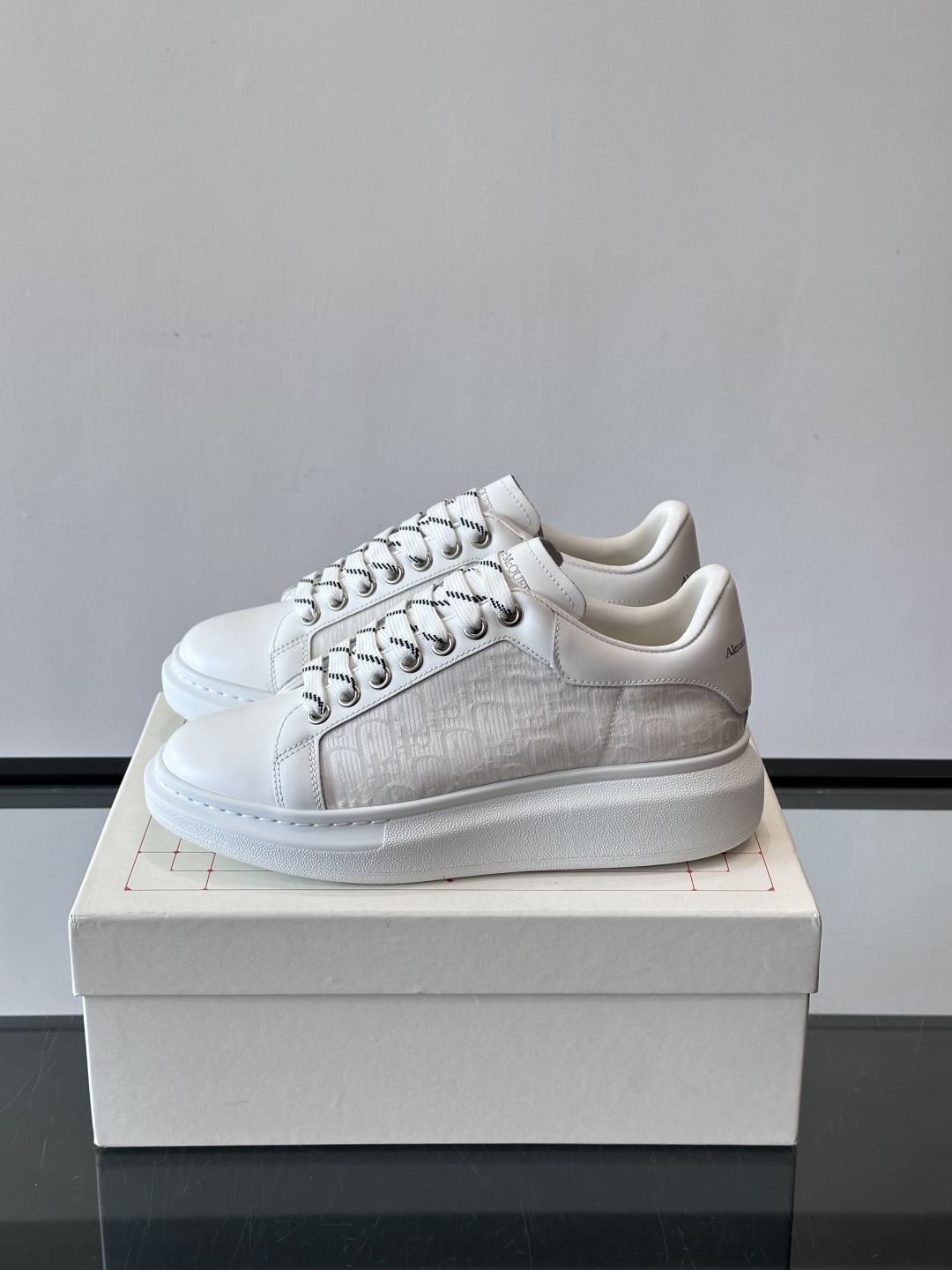 Alexander McQueen 麦昆小白鞋，采用优质牛皮革鞋面，搭配牛仔毛边，艺术感满满。银灰色金属