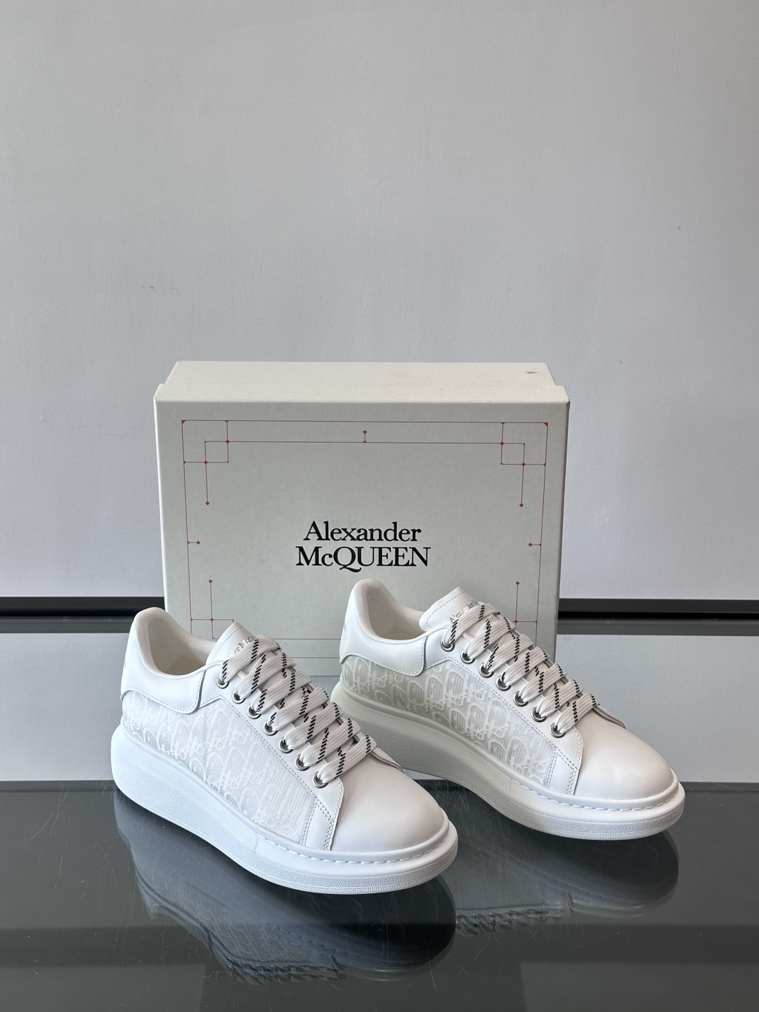 Alexander McQueen 麦昆小白鞋，采用优质牛皮革鞋面，搭配牛仔毛边，艺术感满满。银灰色金属