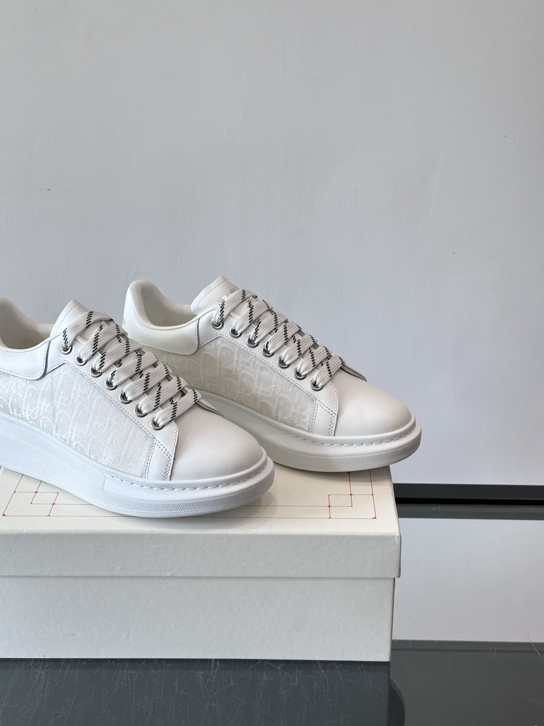 Alexander McQueen 麦昆小白鞋，采用优质牛皮革鞋面，搭配牛仔毛边，艺术感满满。银灰色金属