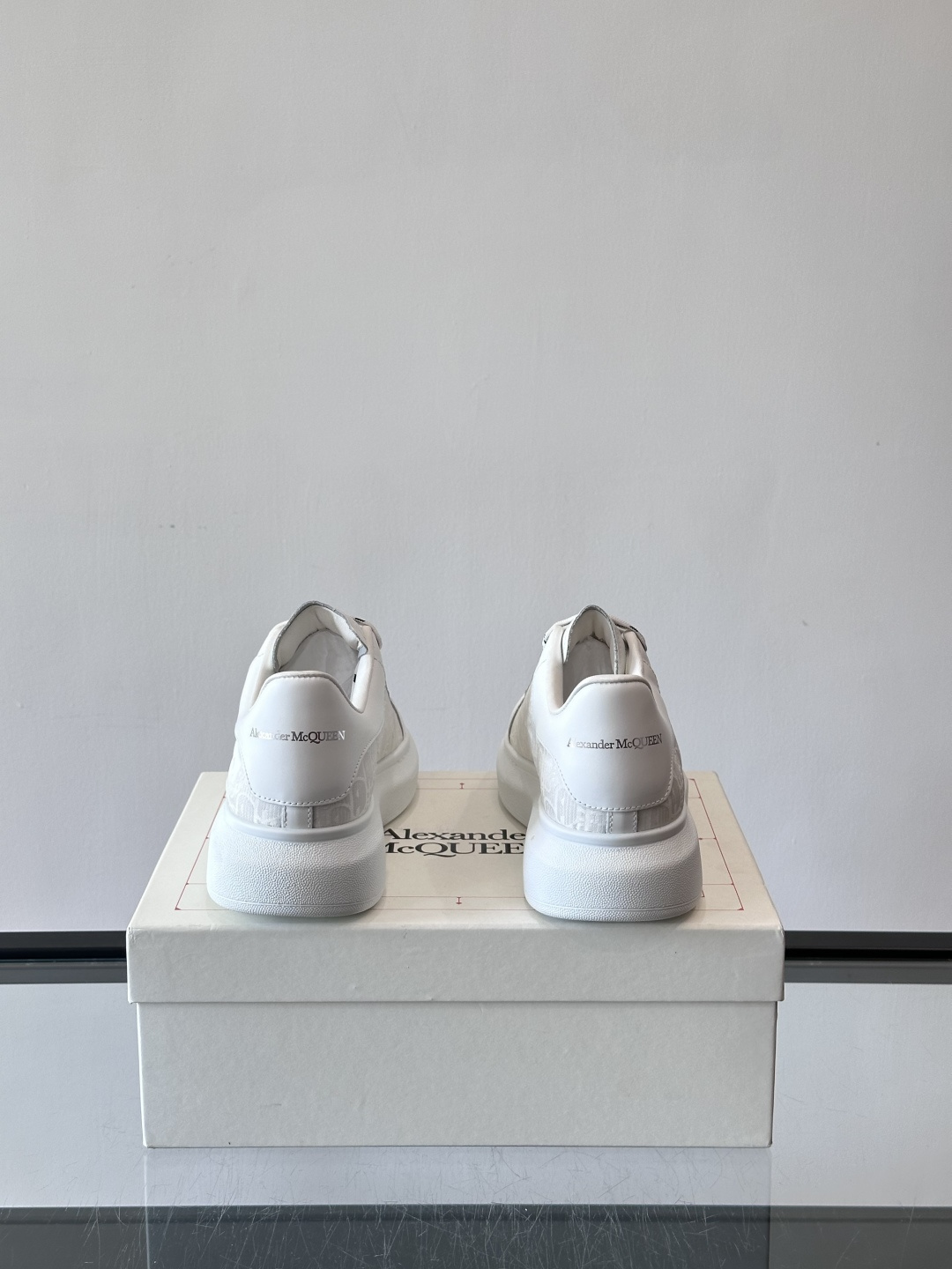 Alexander McQueen 麦昆小白鞋，采用优质牛皮革鞋面，搭配牛仔毛边，艺术感满满。银灰色金属