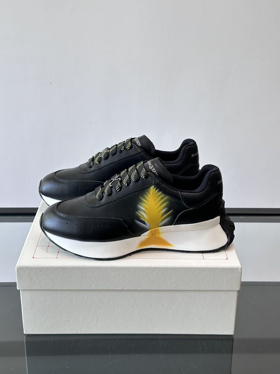 Alexander McQueen 喷绘艺术运动鞋这双Alexander McQueen运动鞋采用牛皮革