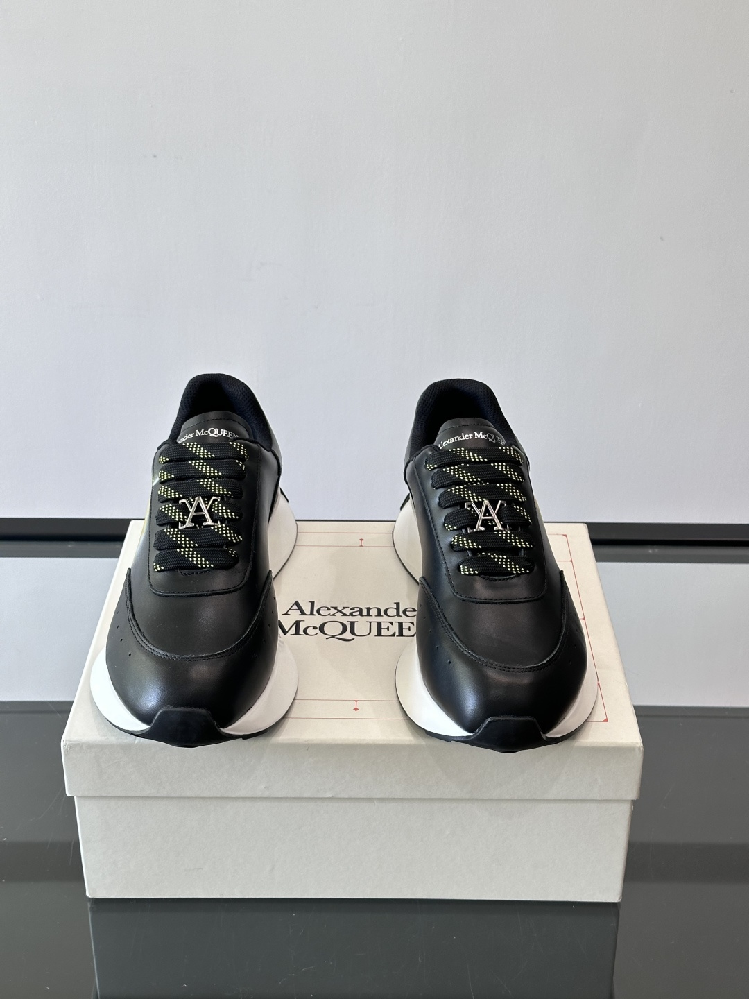 Alexander McQueen 喷绘艺术运动鞋这双Alexander McQueen运动鞋采用牛皮革
