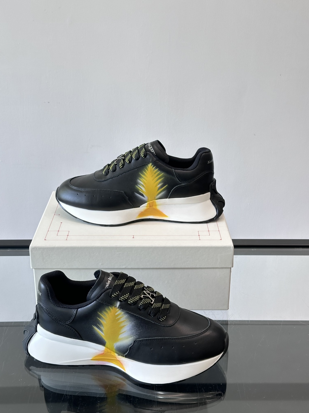 Alexander McQueen 喷绘艺术运动鞋这双Alexander McQueen运动鞋采用牛皮革