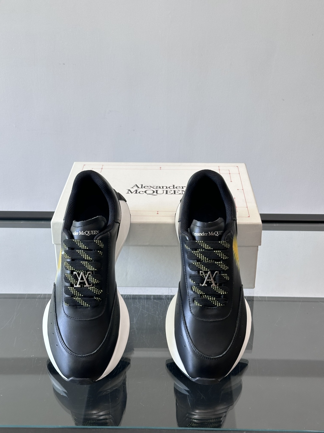 Alexander McQueen 喷绘艺术运动鞋这双Alexander McQueen运动鞋采用牛皮革