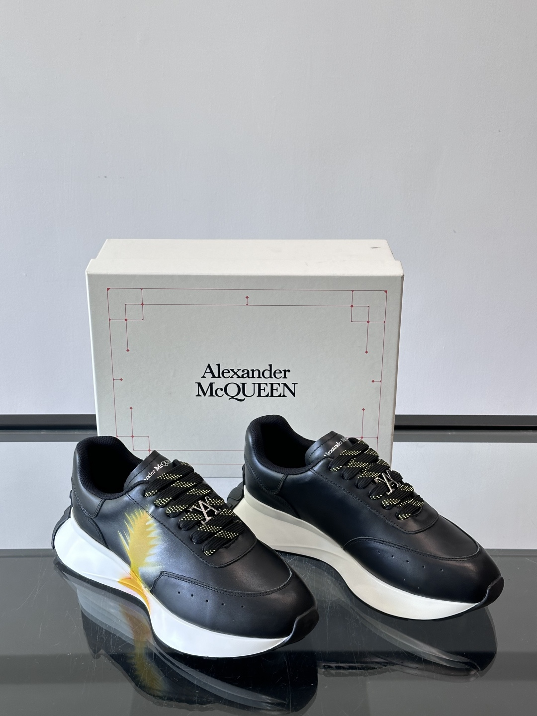 Alexander McQueen 喷绘艺术运动鞋这双Alexander McQueen运动鞋采用牛皮革