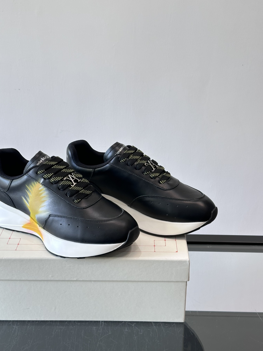 Alexander McQueen 喷绘艺术运动鞋这双Alexander McQueen运动鞋采用牛皮革