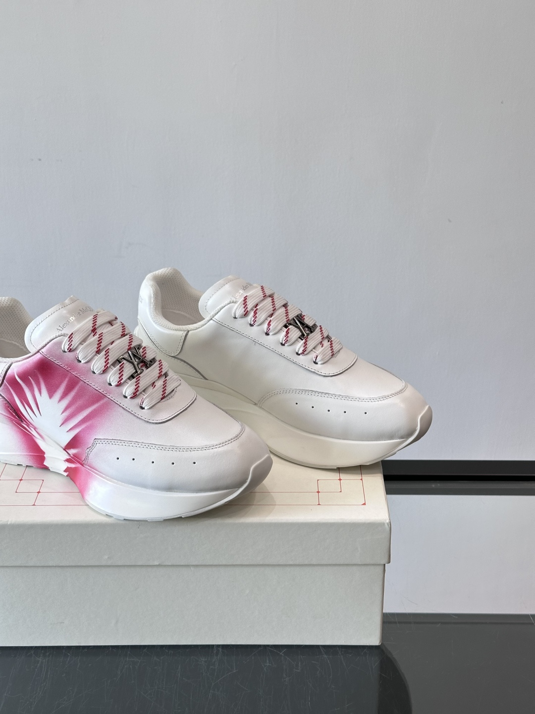 Alexander McQueen 喷绘艺术运动鞋这双Alexander McQueen运动鞋采用牛皮革