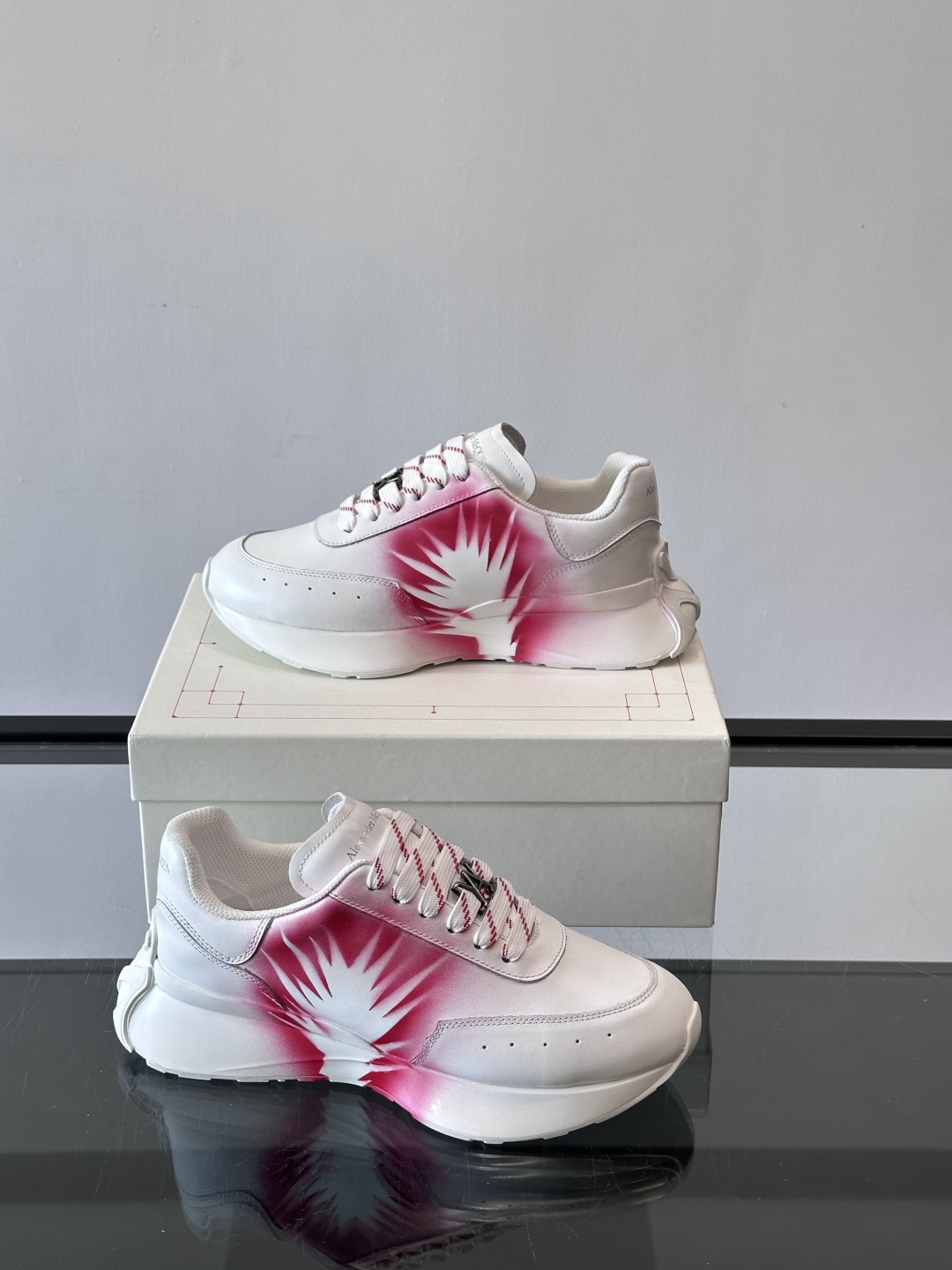 Alexander McQueen 喷绘艺术运动鞋这双Alexander McQueen运动鞋采用牛皮革