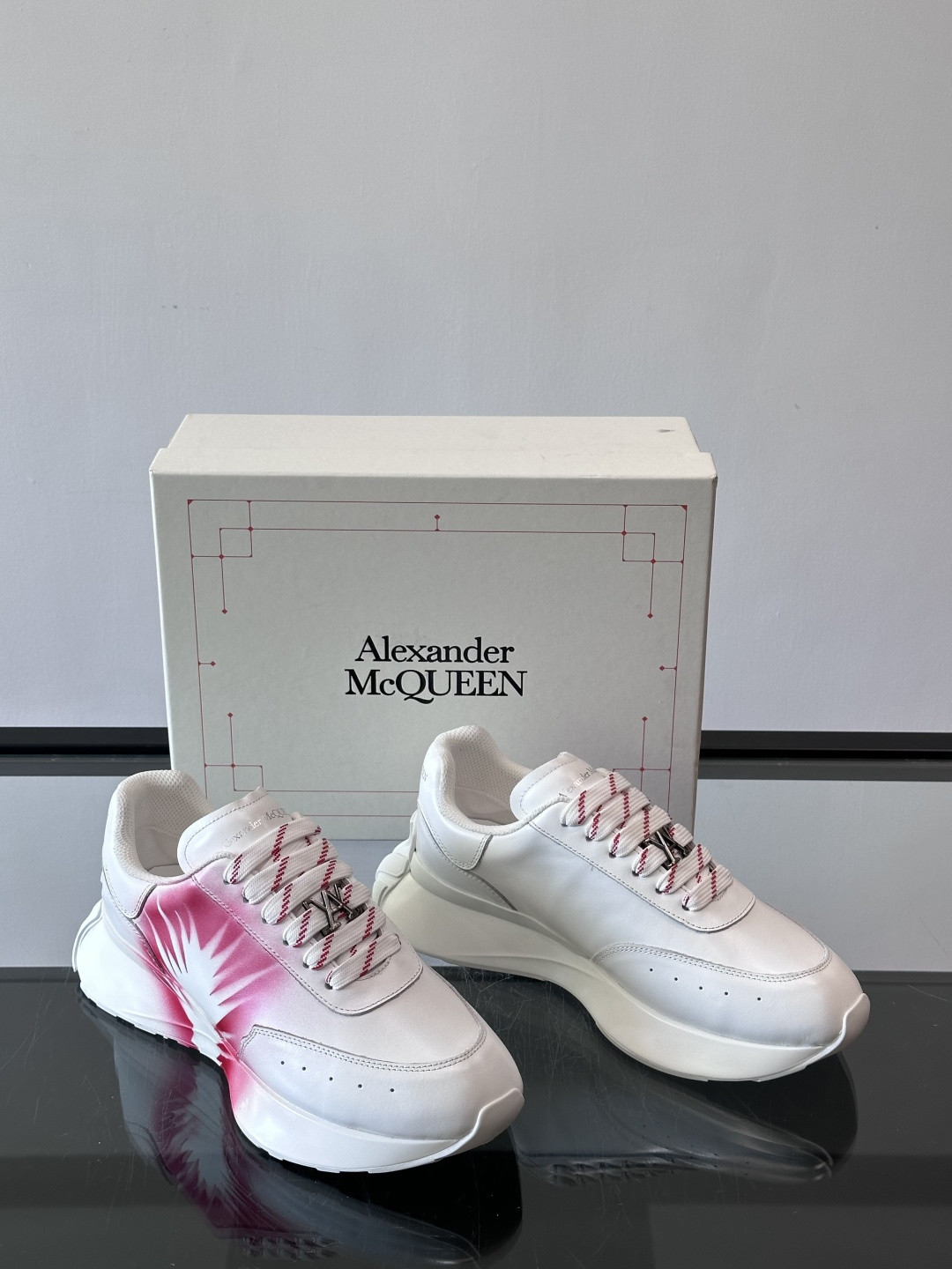 Alexander McQueen 喷绘艺术运动鞋这双Alexander McQueen运动鞋采用牛皮革