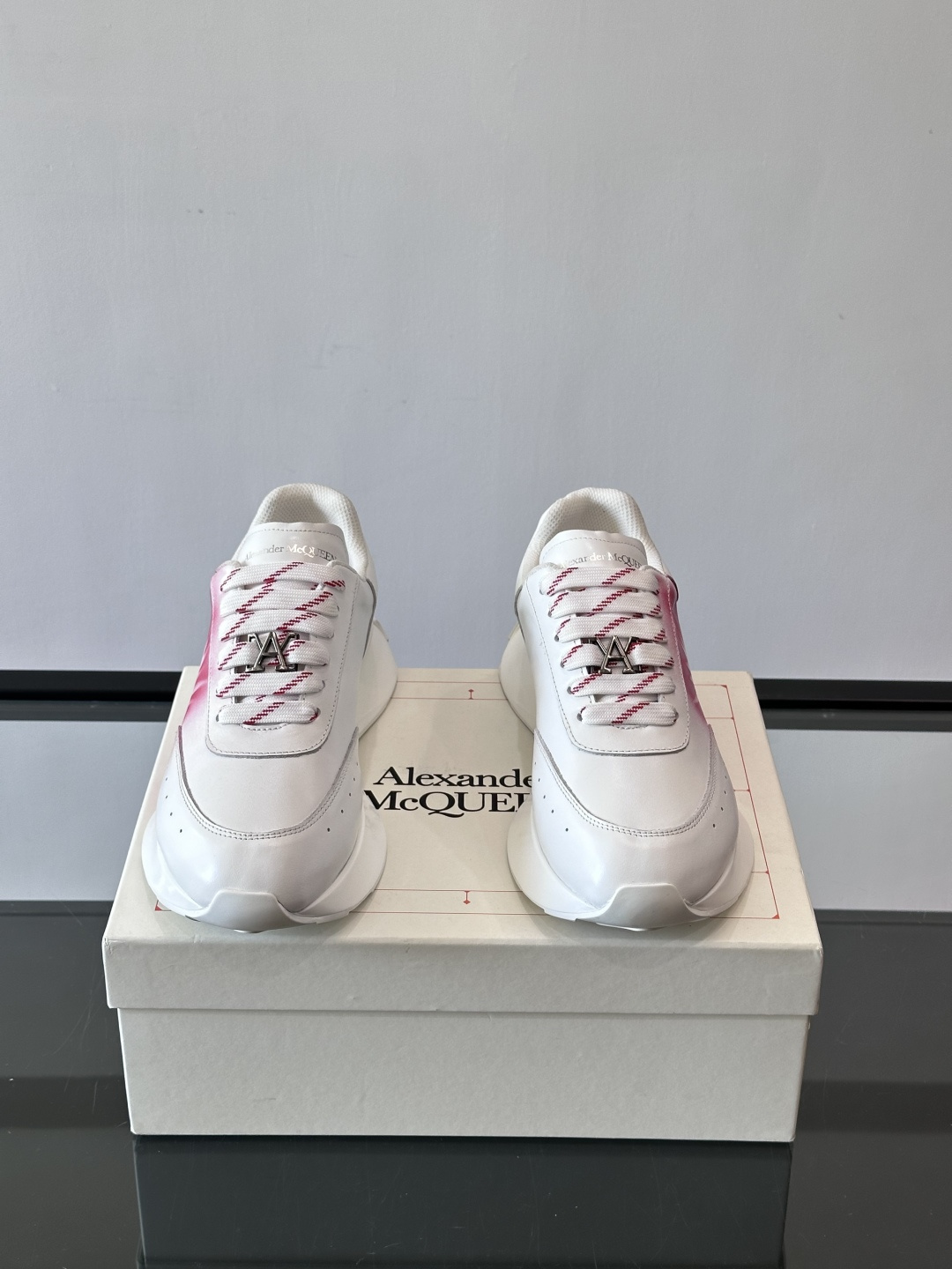 Alexander McQueen 喷绘艺术运动鞋这双Alexander McQueen运动鞋采用牛皮革