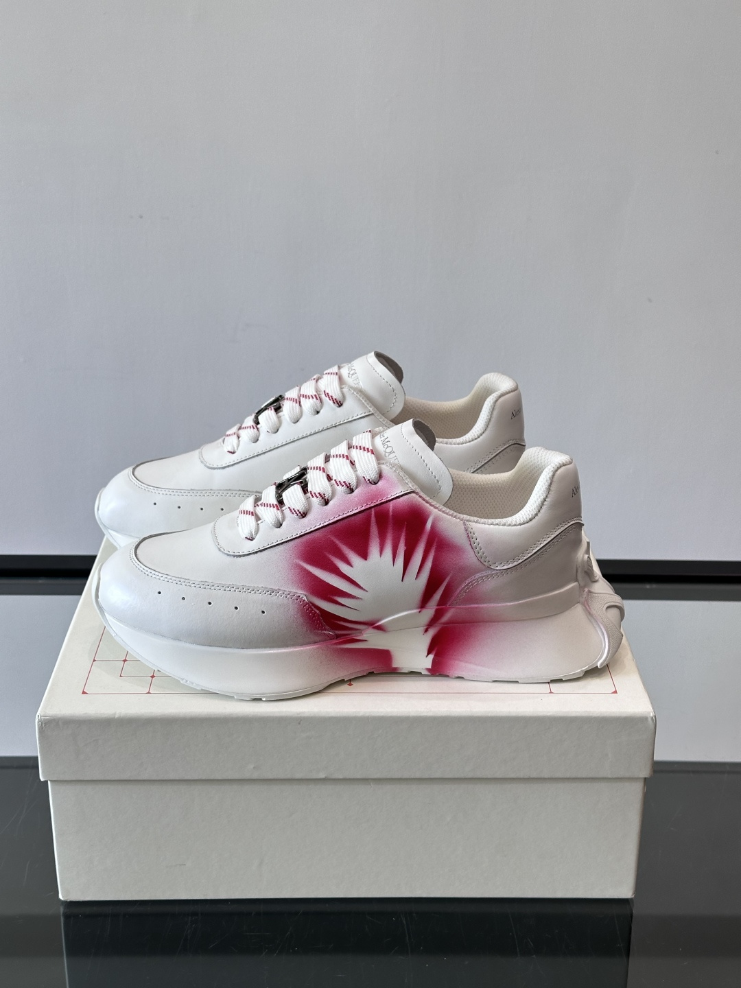 Alexander McQueen 喷绘艺术运动鞋这双Alexander McQueen运动鞋采用牛皮革