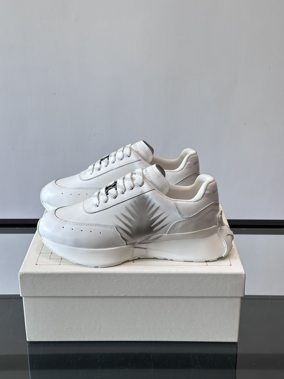 Alexander McQueen 喷绘艺术运动鞋这双Alexander McQueen运动鞋采用牛皮革