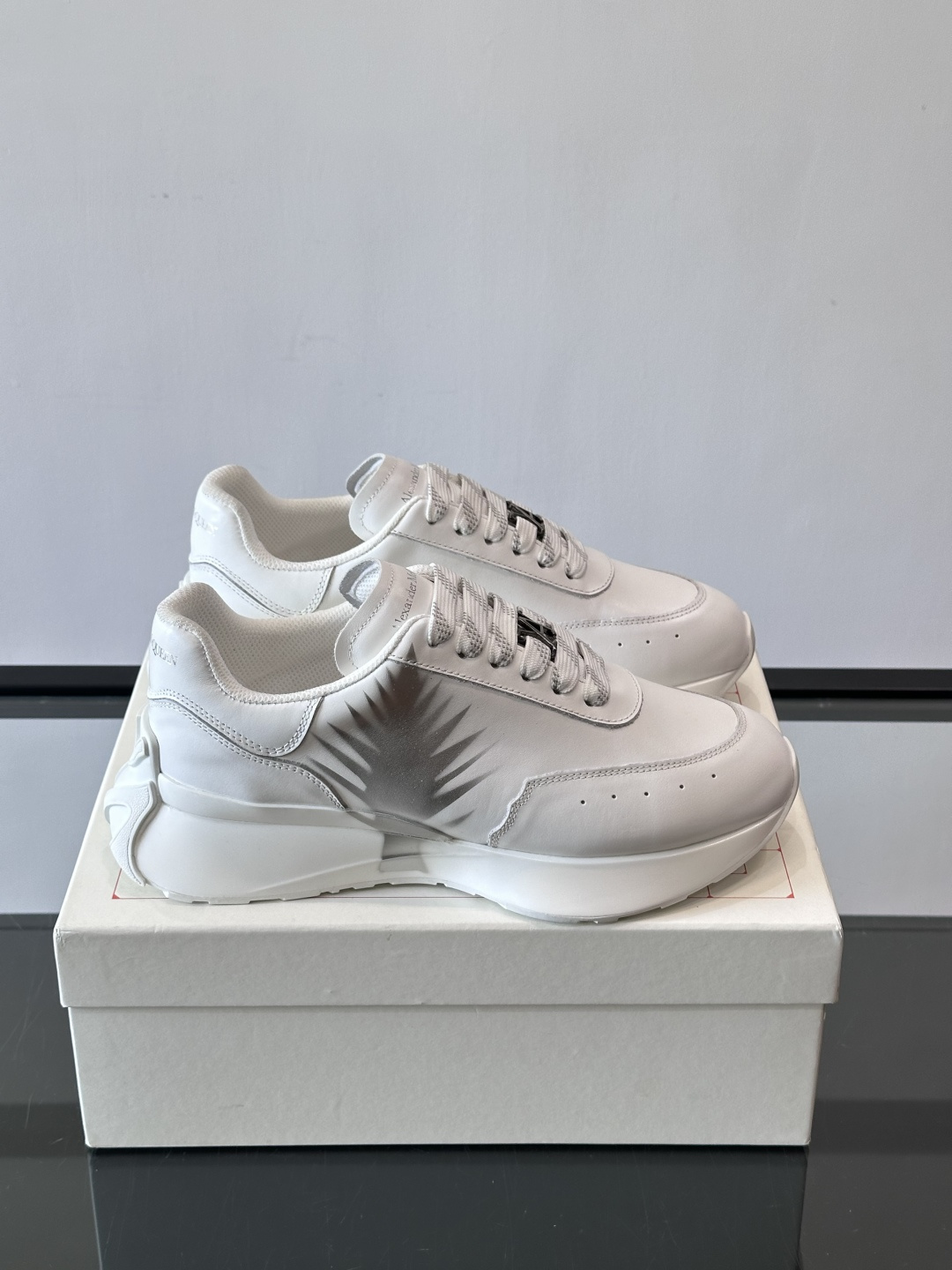 Alexander McQueen 喷绘艺术运动鞋这双Alexander McQueen运动鞋采用牛皮革