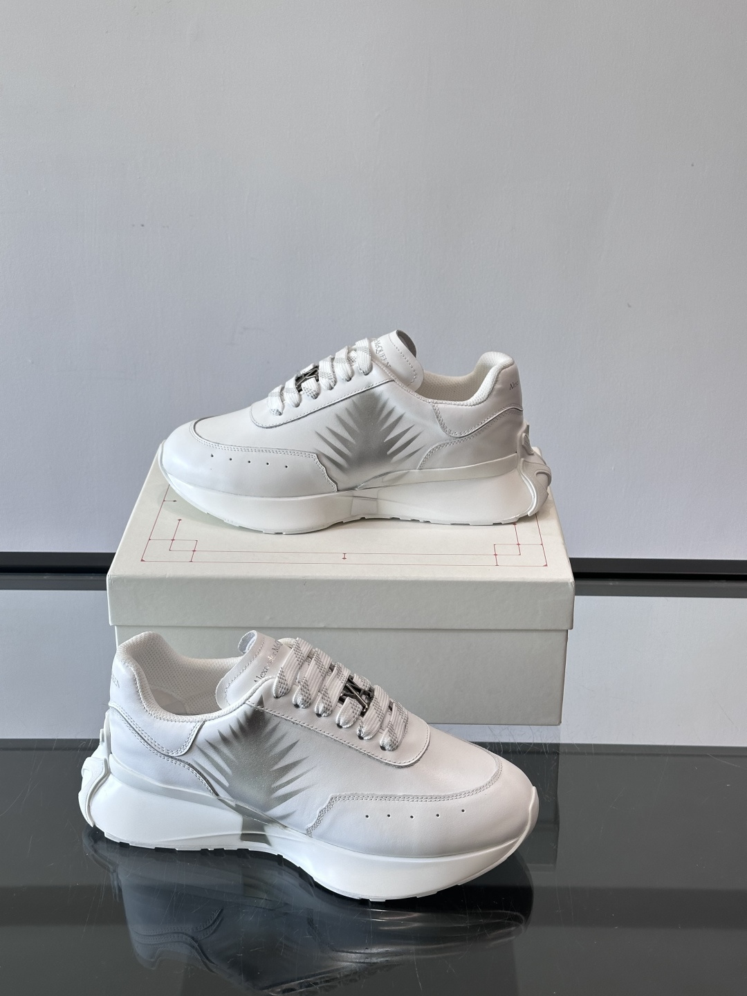Alexander McQueen 喷绘艺术运动鞋这双Alexander McQueen运动鞋采用牛皮革