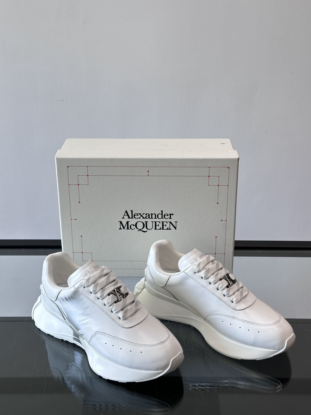 Alexander McQueen 喷绘艺术运动鞋这双Alexander McQueen运动鞋采用牛皮革