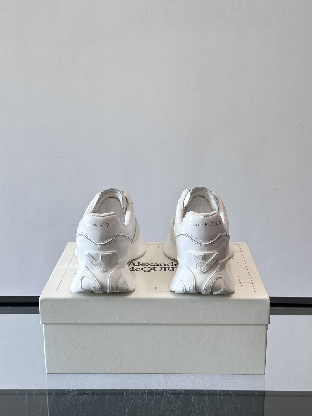 Alexander McQueen 喷绘艺术运动鞋这双Alexander McQueen运动鞋采用牛皮革