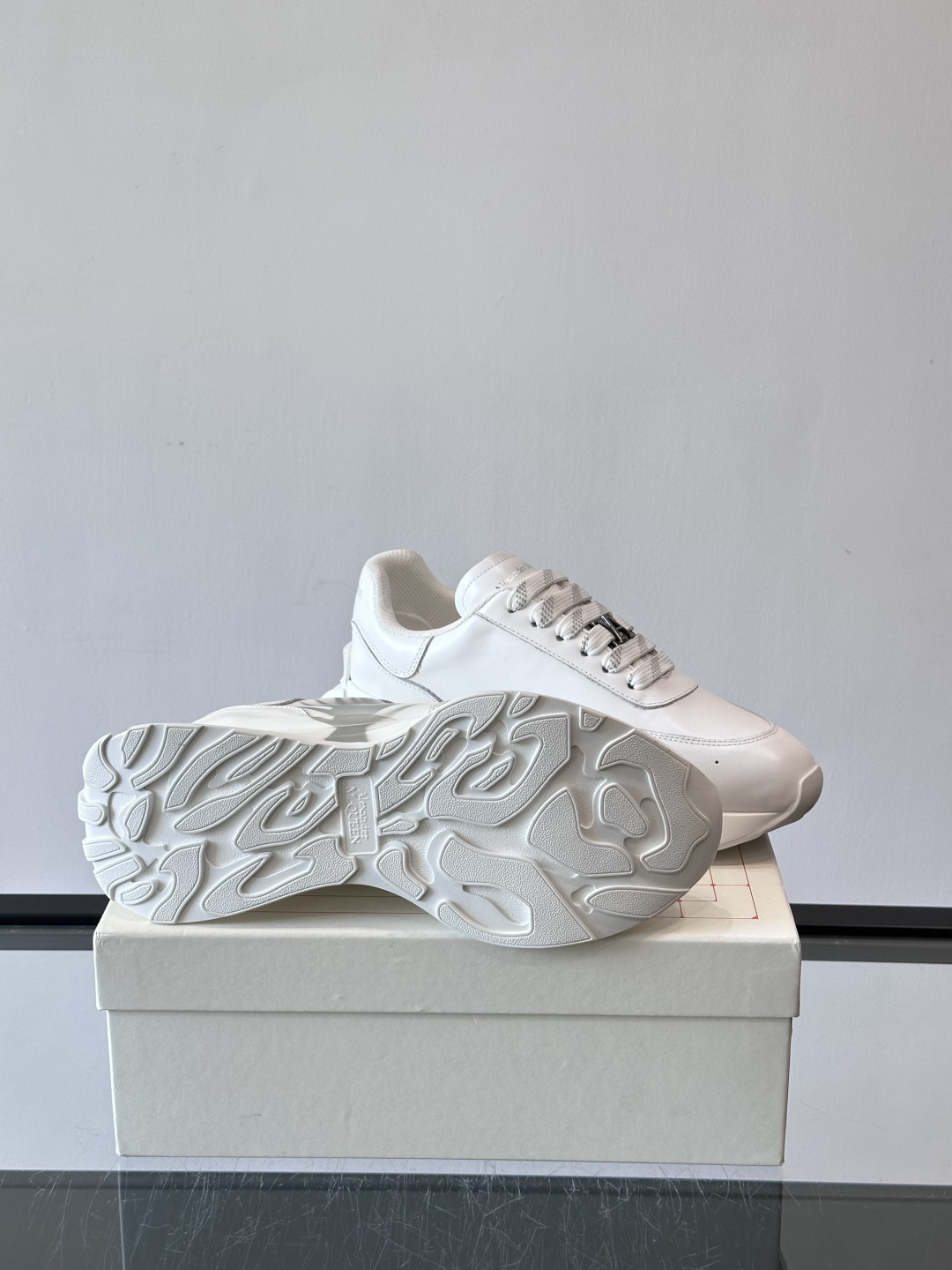 Alexander McQueen 喷绘艺术运动鞋这双Alexander McQueen运动鞋采用牛皮革