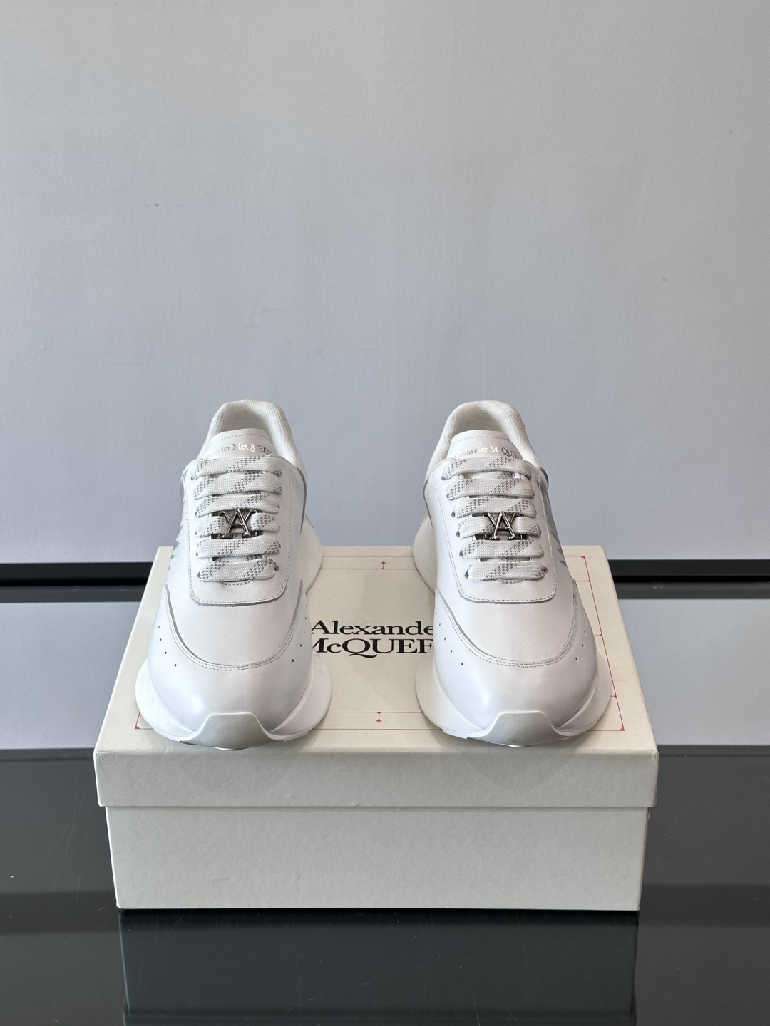 Alexander McQueen 喷绘艺术运动鞋这双Alexander McQueen运动鞋采用牛皮革