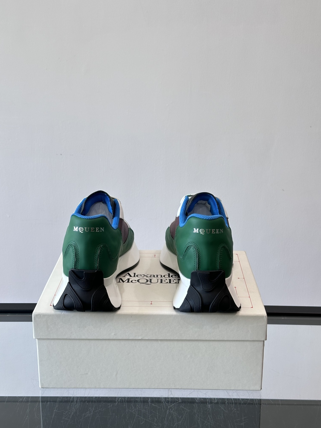 Alexander McQueen休闲运动鞋灵感源自80年代复古跑鞋，采用多材质拼接，牛皮革与织物结合，