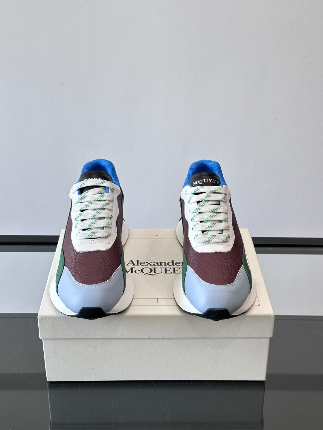 Alexander McQueen休闲运动鞋灵感源自80年代复古跑鞋，采用多材质拼接，牛皮革与织物结合，