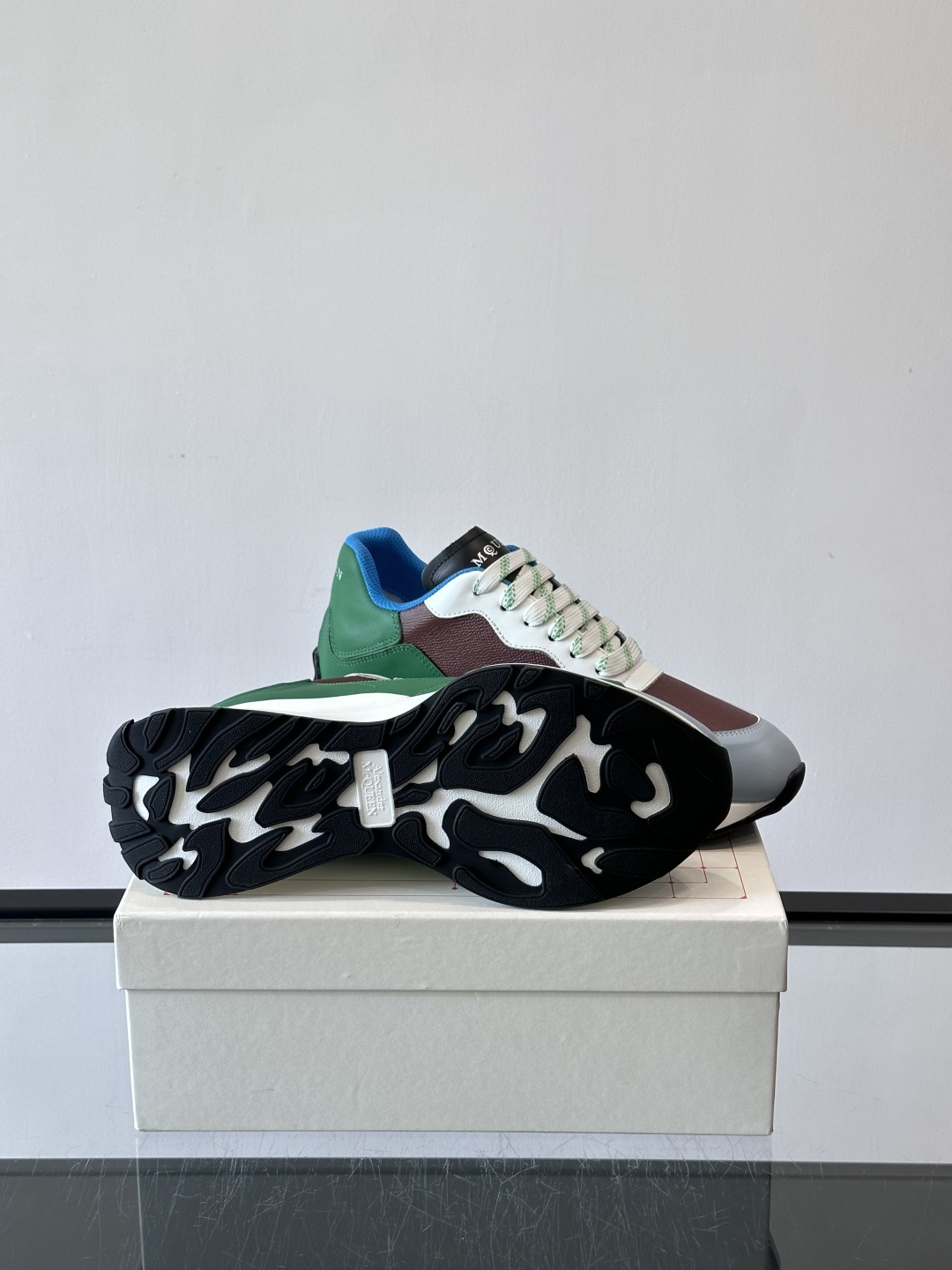 Alexander McQueen休闲运动鞋灵感源自80年代复古跑鞋，采用多材质拼接，牛皮革与织物结合，