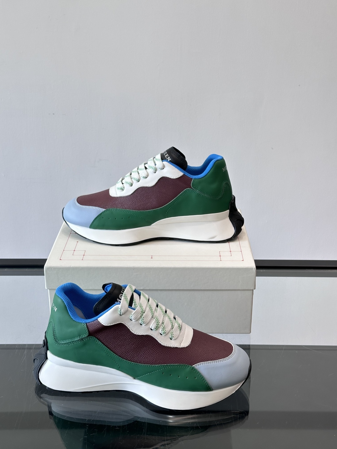 Alexander McQueen休闲运动鞋灵感源自80年代复古跑鞋，采用多材质拼接，牛皮革与织物结合，