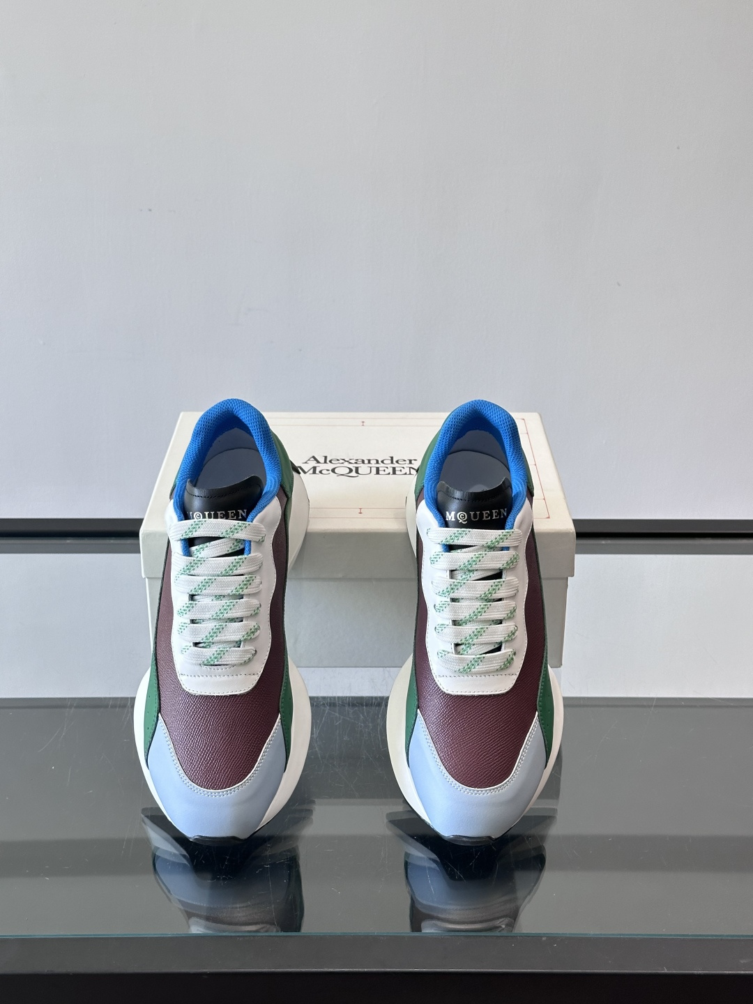 Alexander McQueen休闲运动鞋灵感源自80年代复古跑鞋，采用多材质拼接，牛皮革与织物结合，