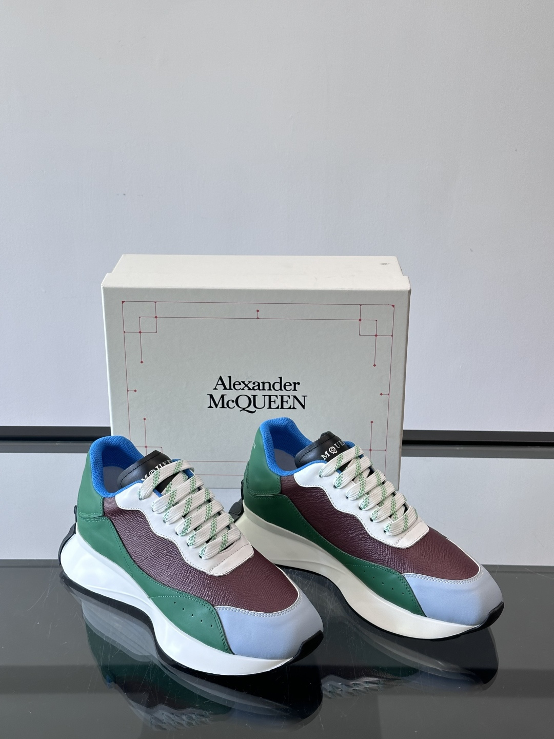 Alexander McQueen休闲运动鞋灵感源自80年代复古跑鞋，采用多材质拼接，牛皮革与织物结合，